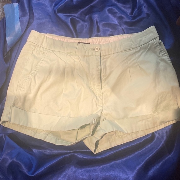 H&M Pants - H&M size 6 cuffed hem shorts